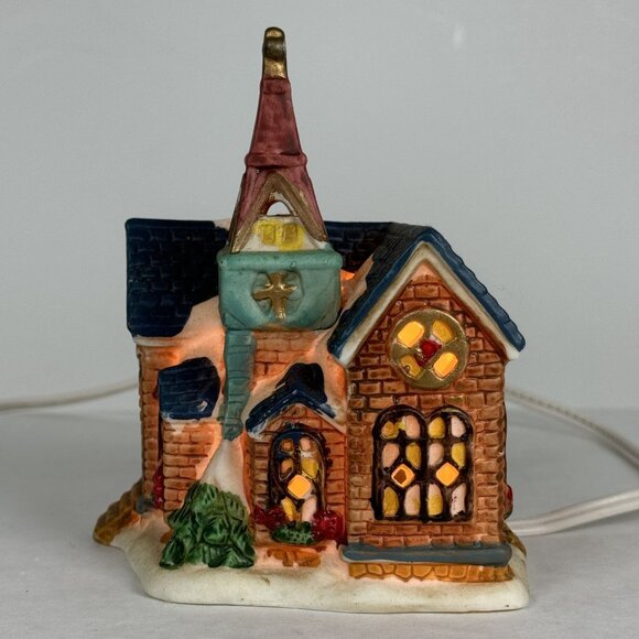Vintage Ceramic Light-Up Christmas Village Church Chapel Wreath Snow Small 5" - Picture 4 of 14